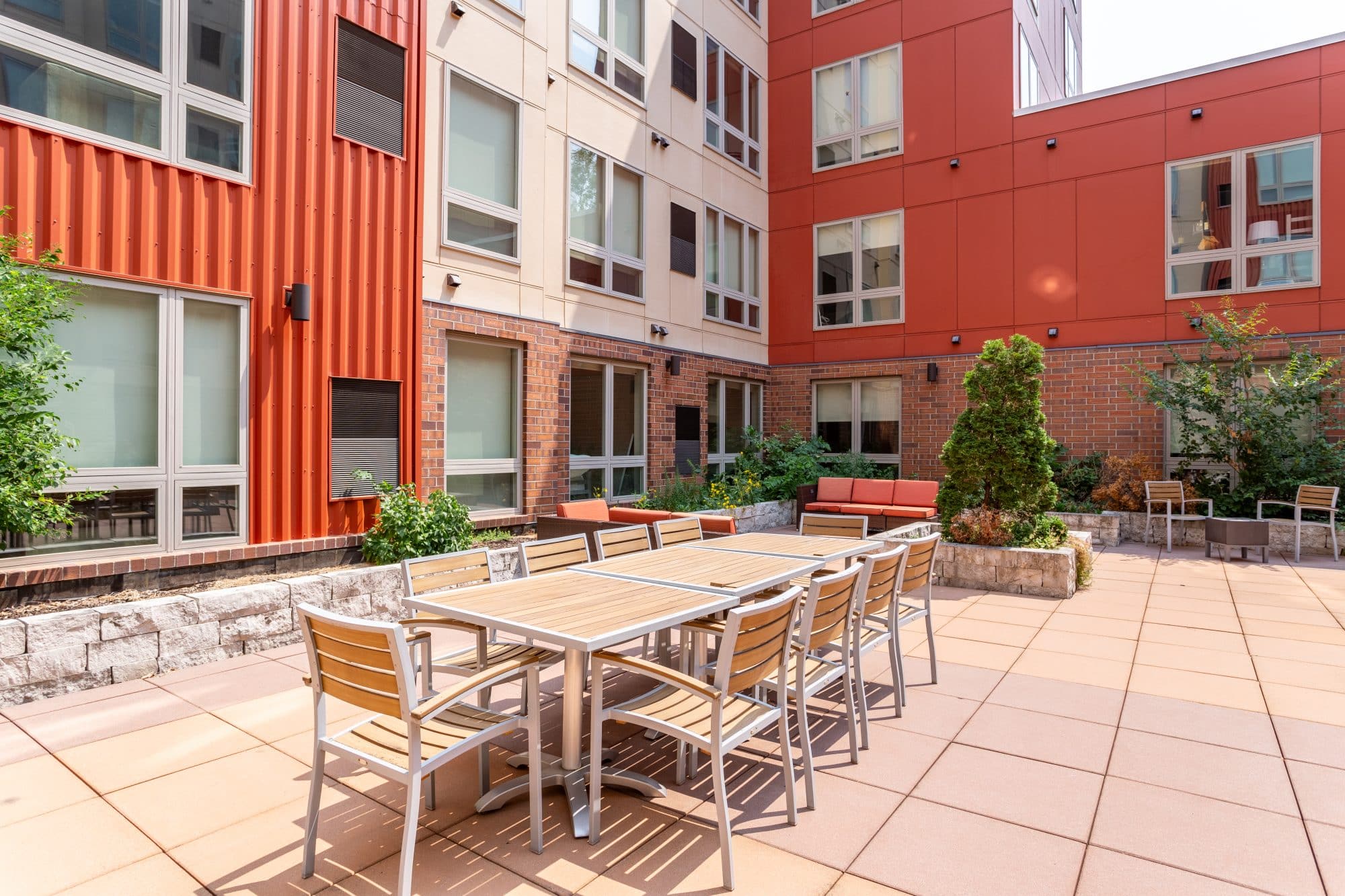 the knoll dinkytown off campus apartments near the university of minnesota courtyard outdoor entertainment space