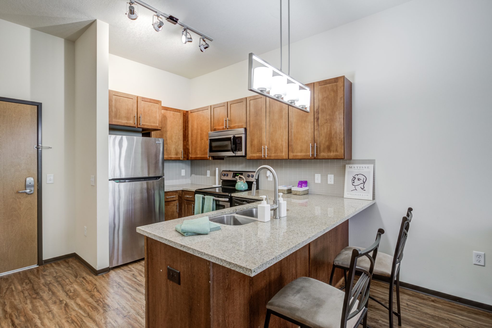 the knoll dinkytown off campus apartments near the university of minnesota kitchen with extra wide kitchen islands bar stool seating granite countertops