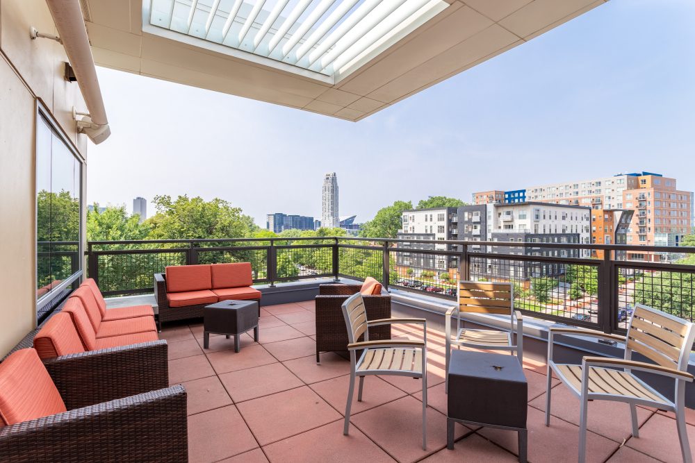 the knoll dinkytown off campus apartments near the university of minnesota resident clubhouse rooftop deck